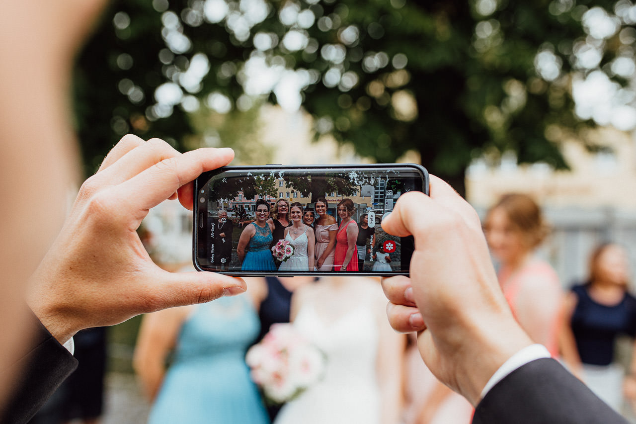 Gruppenfoto, aufgenommen mit einem Handy vor der Trauung in Plattling 