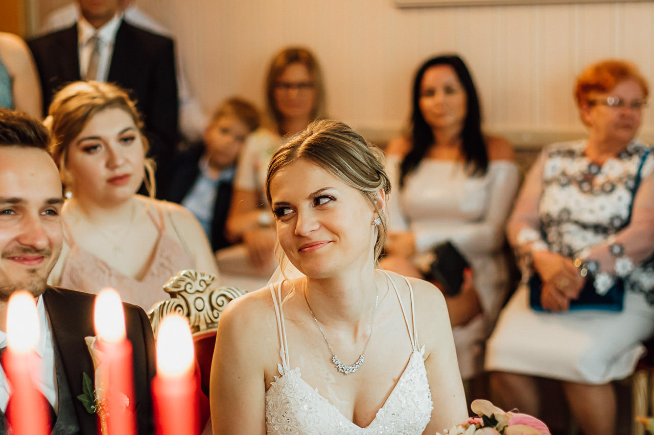 Braut schaut Bräutigam während Hochzeitszeremonie in Plattling an
