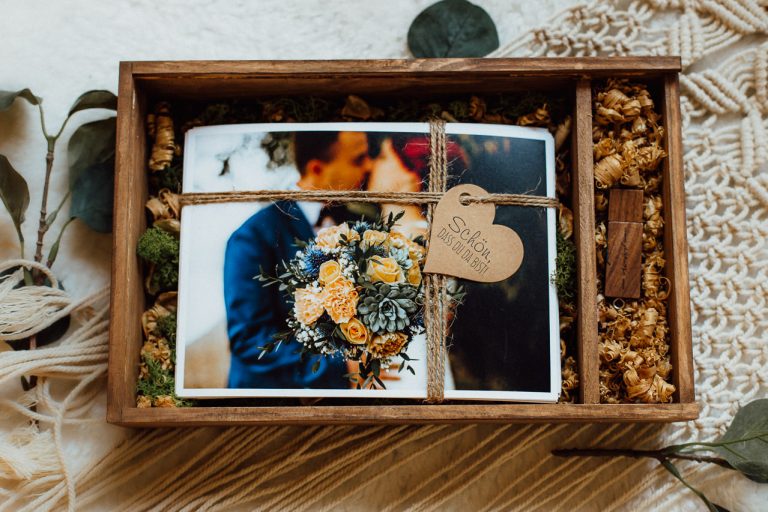 Verpackte Hochzeitsfotos in einer Holzkiste
