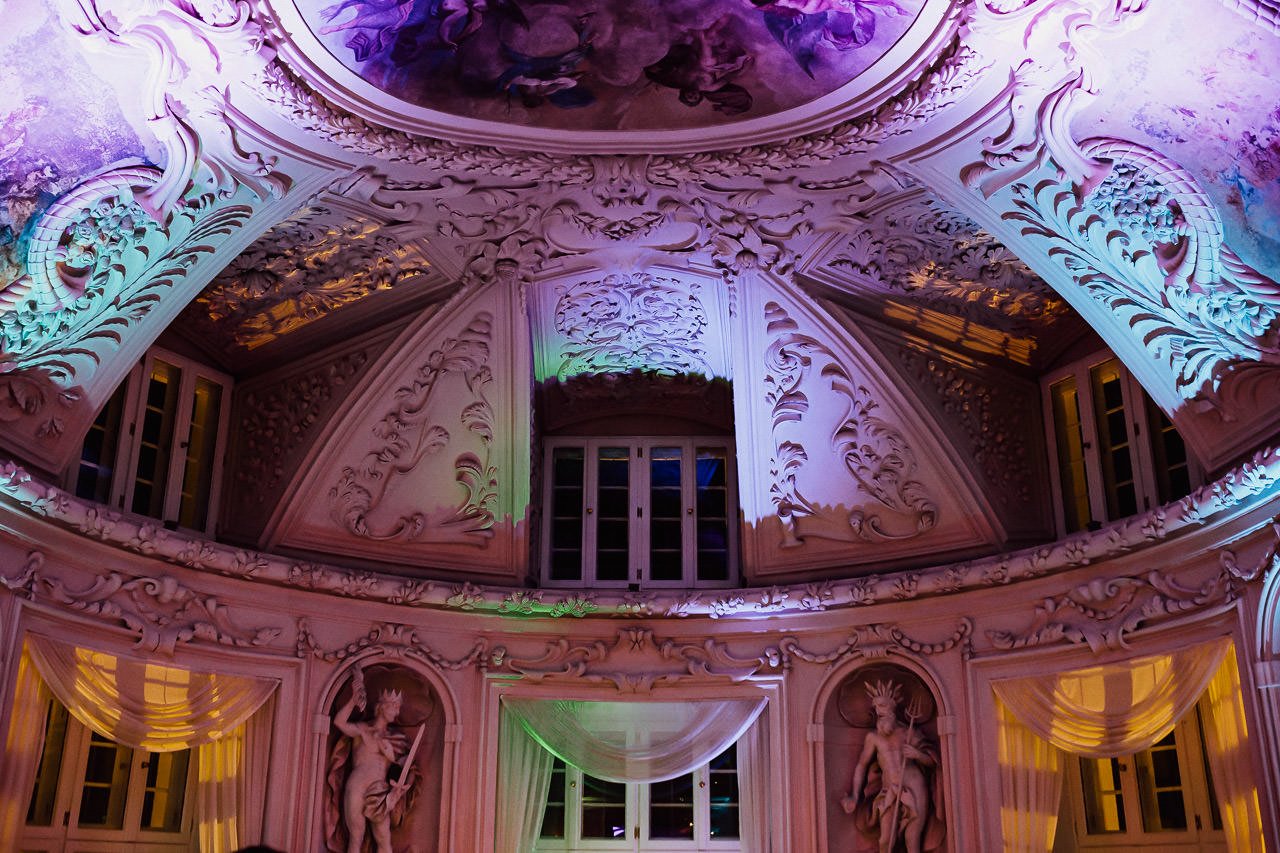 Die wunderschöne Decke des Hacklberger Bräustüberl Hochzeitssaals in Passau