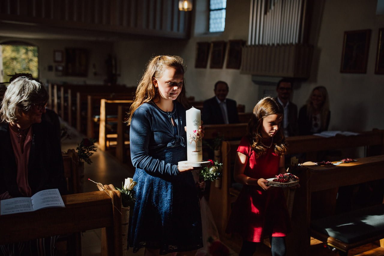 Kerzenlicht während einer Hochzeitszeremonie in einer Kirche.