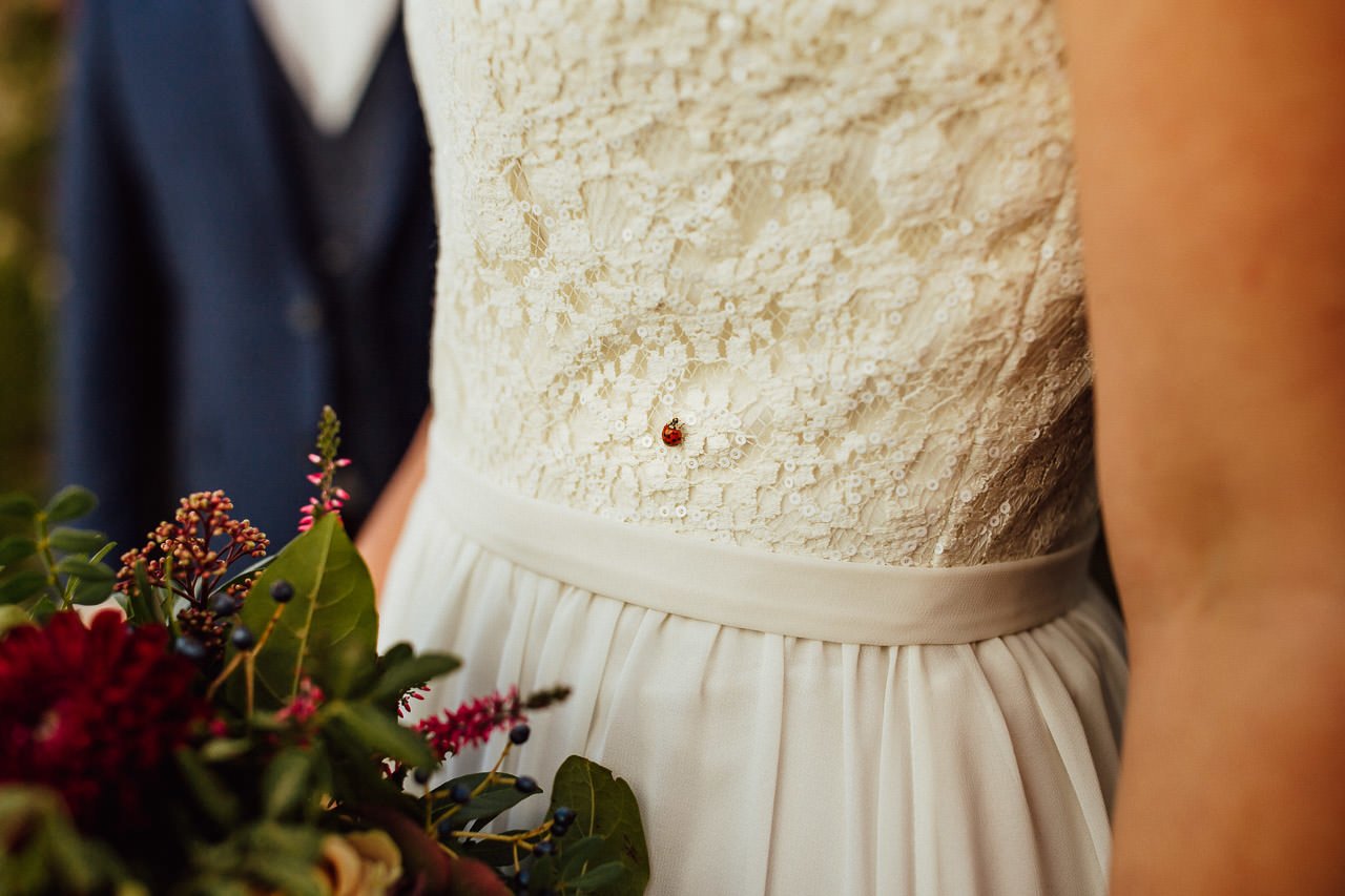 Der Marienkäfer auf dem Hochzeitskleid der Braut