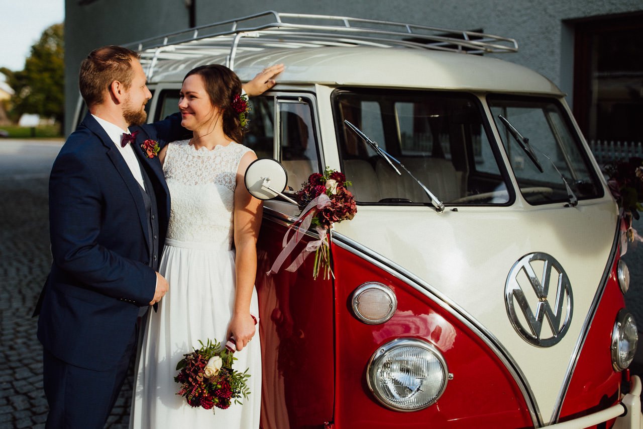 Hochzeitsportrait-Fotosession mit einem VW Bulli Auto 