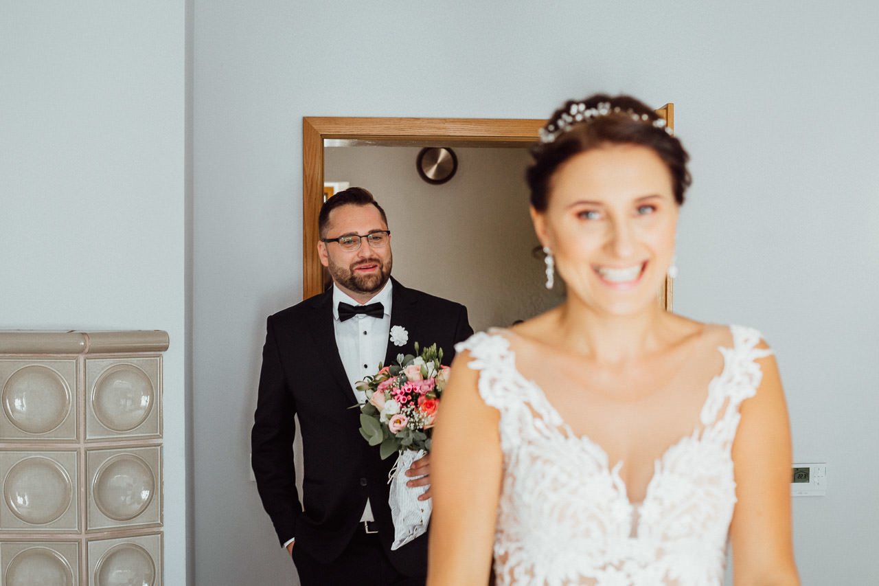 Der Bräutigam betritt das Zimmer der Braut mit dem Brautstrauß. 