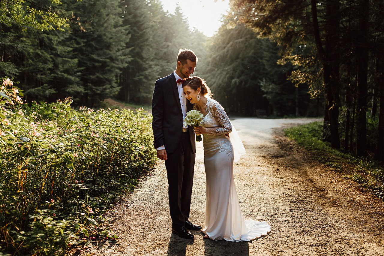Hochzeitsshooting Tipps 5 Die Braut und der Bräutigam während eines Fotoshootings im Wald.