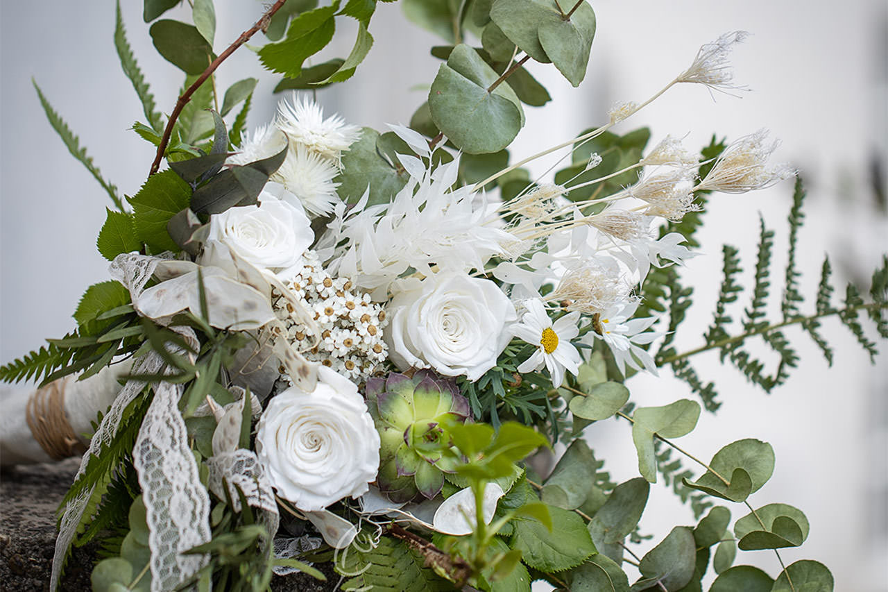 Hochzeitsstrauß aus weißen Rosen für 2022 von der Floristikwerkstatt Plep