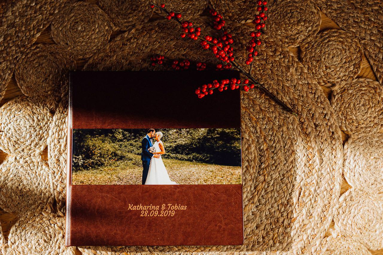 Schönes Hochzeitsalbum aus Leder, mit einem Foto auf dem Einband. 