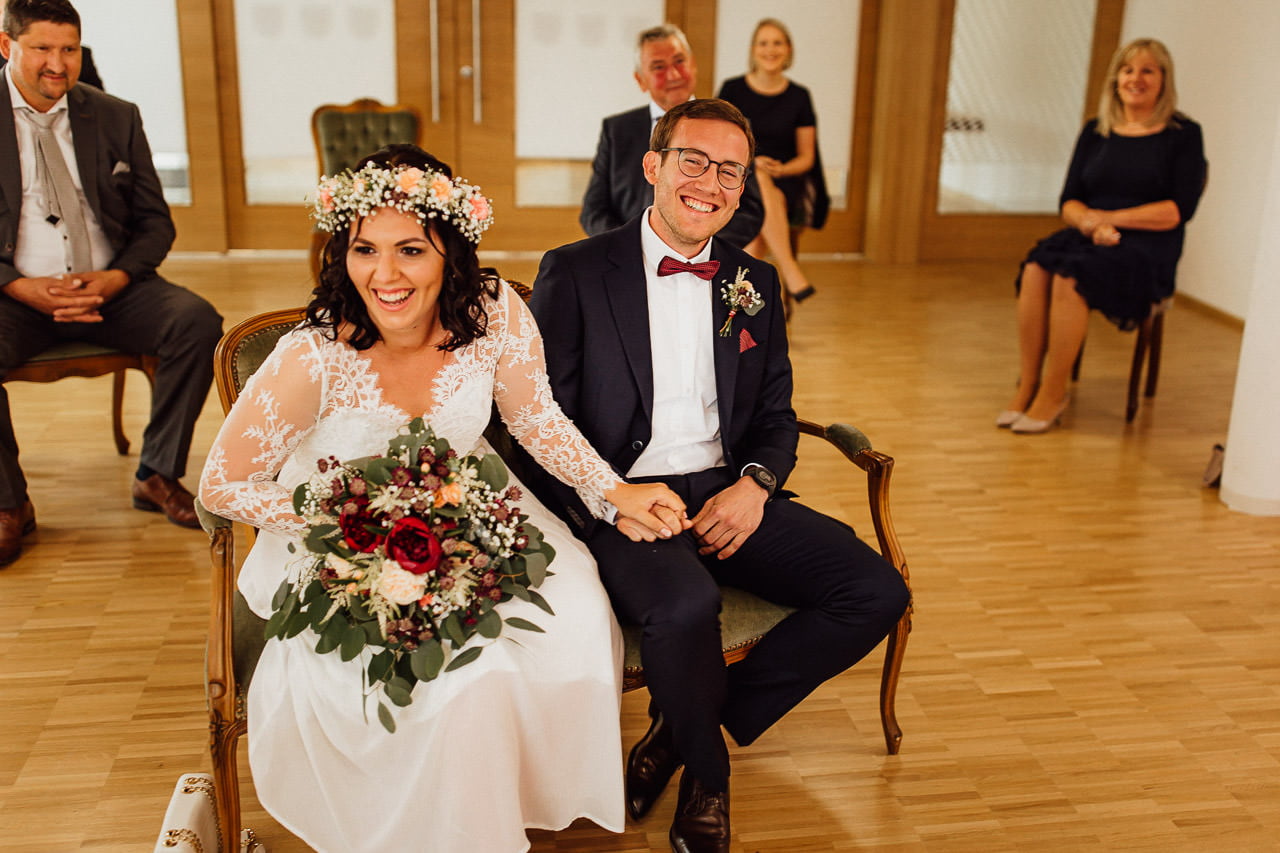 Lächelndes Brautpaar bei der Trauung in der Aiterhofener Rathaussäle. 