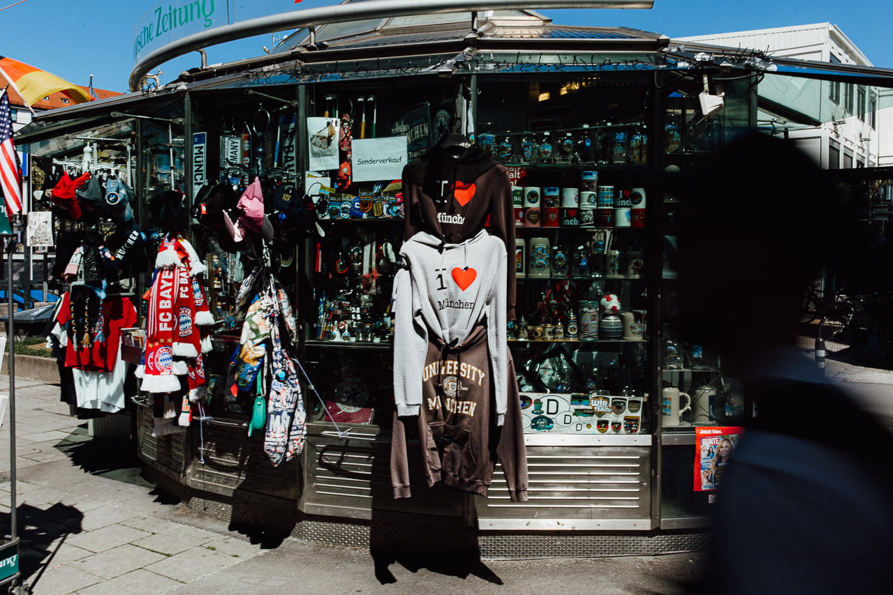 Während des Paarshootings in München können Sie sich verschiedene Souvenirs kaufen, zum Beispiel Kapuzenpullis oder Bayern München Schals