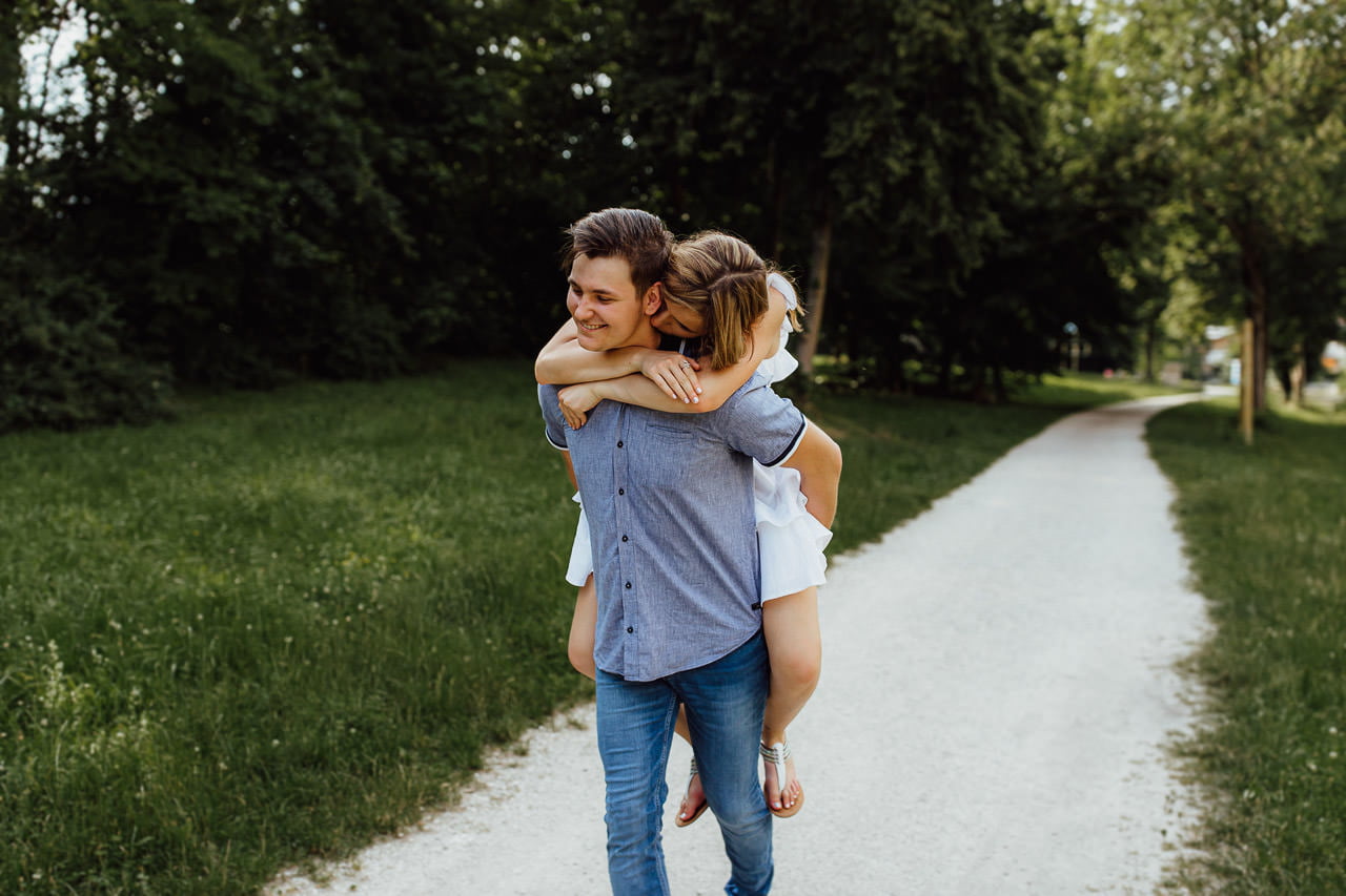 Fotos des glücklichen Paares bei einem Fotoshooting in Kelheim