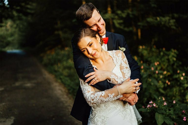 Verliebtes Paar umarmt sich während der Hochzeitssitzung bei einer Hochzeit in Polen