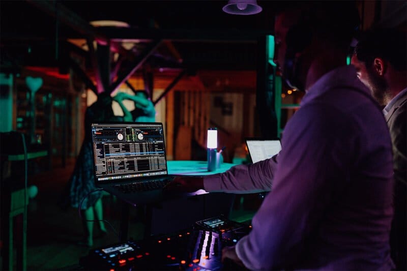 Hintergrundmusik vom DJ für die richtige Atmosphäre