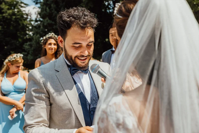 Hochzeitsrede des Bräutigams bei einer Hochzeit im Freien