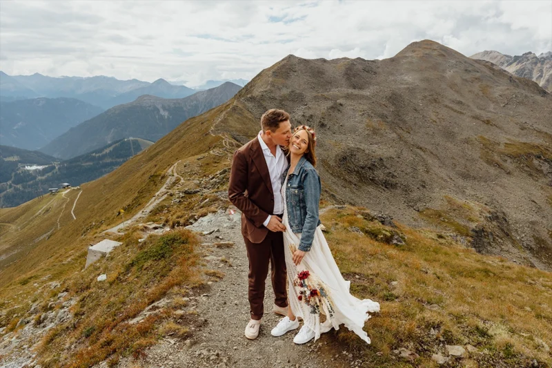 Glückliches Paar nach der standesamtlichen Hochzeit in den majestätischen Tiroler Bergen.