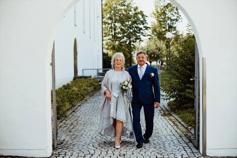 Glückliches Paar feiert ihre goldene Hochzeit mit Freude und Jubel.
