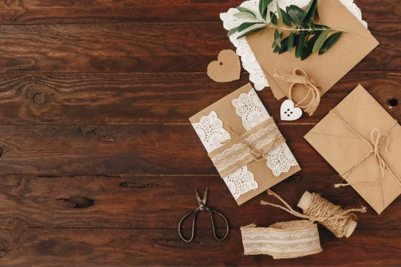 Kreatives Material für die Gestaltung einer einzigartigen Hochzeitskarte im Boho-Stil.