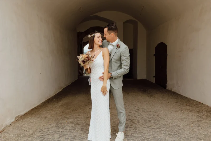 "Braut und Bräutigam bei einer Fotosession vor ihrer Hochzeitszeremonie - romantische Hochzeitssprüche und natürliche Schönheit.