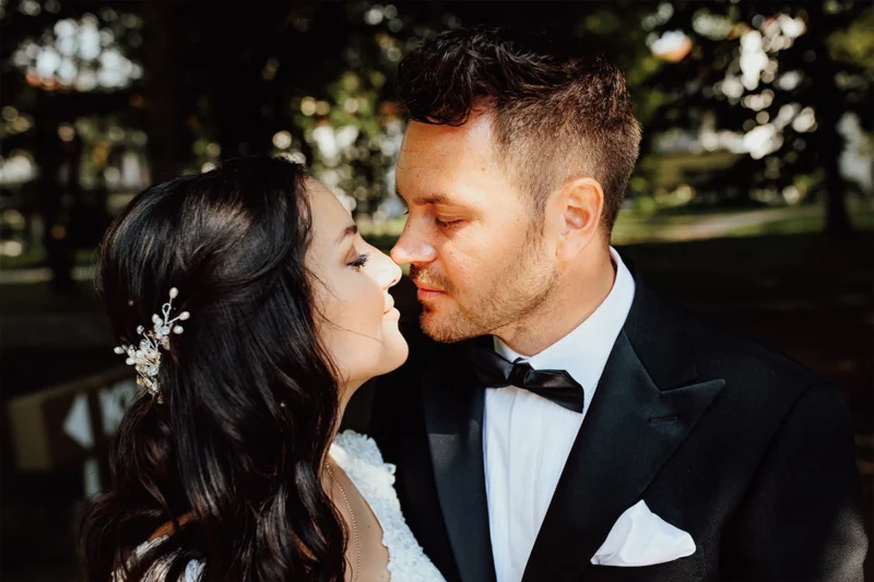 Frisch verheiratetes Paar bei einer Porträtfotosession, bereit für einen zärtlichen Kuss - voller Ich liebe dich Sprüche.