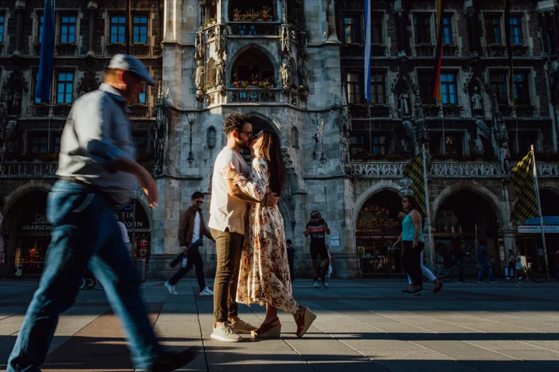 Romantisches Kussmoment eines Paares auf dem Marienplatz in München - wahre romantische Sprüche.