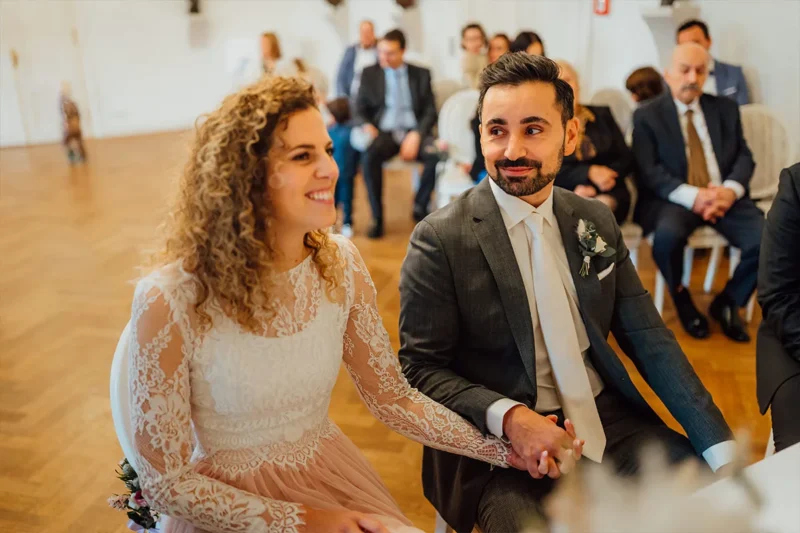 Brautpaar bei der Hochzeitszeremonie - Moment der Eheschwüre und Zitate zur Hochzeit.