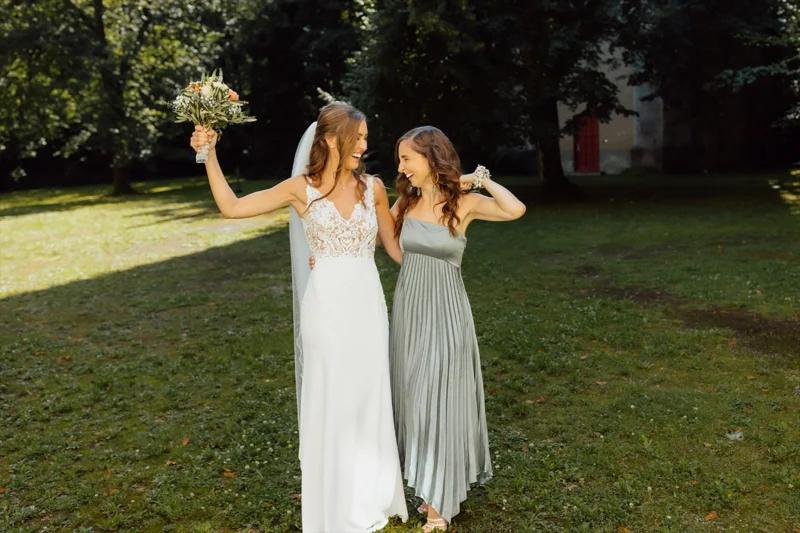 Beste Freundinnen teilen fröhliche Momente vor der Hochzeit - lachende Frauen vor dem großen Tag