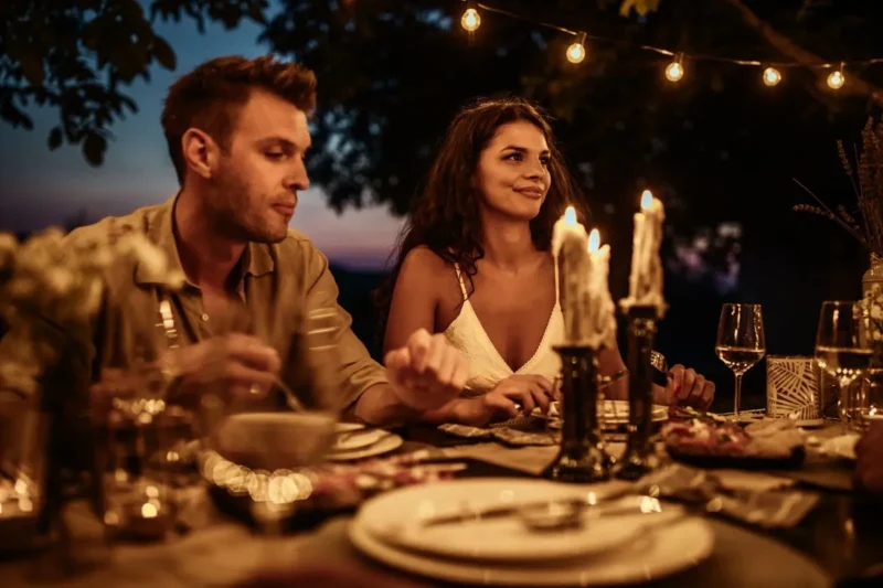 Romantisches Abendessen zum 13. Hochzeitstag - Paar genießt Zeit auf dem Terrassenrestaurant