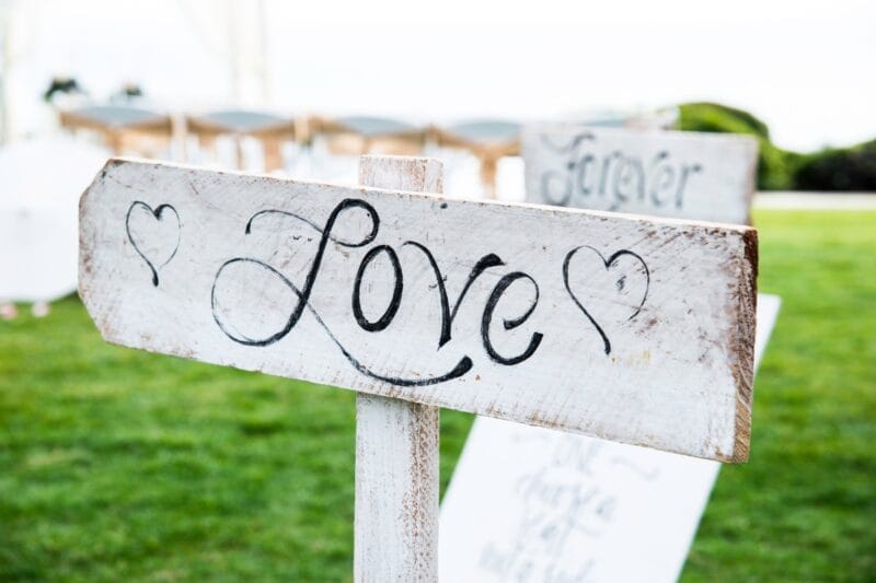 Schild mit der Aufschrift 'Love', das auf die Feierlichkeiten zur Bronzehochzeit hinweist.