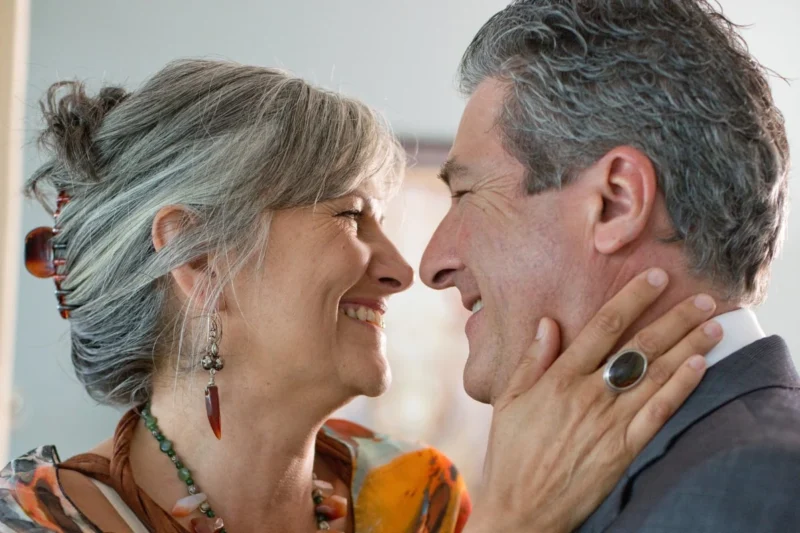 Liebesglück am 30. Hochzeitstag: Ein verliebtes Paar, das sich tief in die Augen schaut.