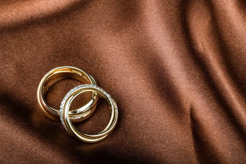 Goldene Symbole der Liebe: Zwei strahlende goldene Eheringe zum 40. Hochzeitstag.