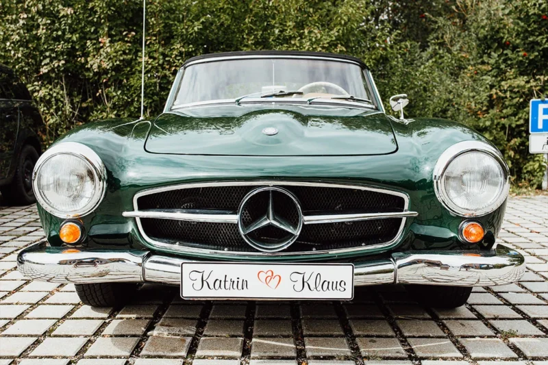 Festlicher 70. Hochzeitstag: Historischer Mercedes, das perfekte Fahrzeug für das Jubelpaar.