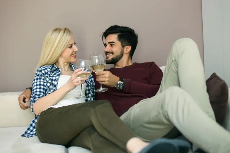Gemütlicher Toast zum 8. Hochzeitstag - Paar feiert in den eigenen vier Wänden