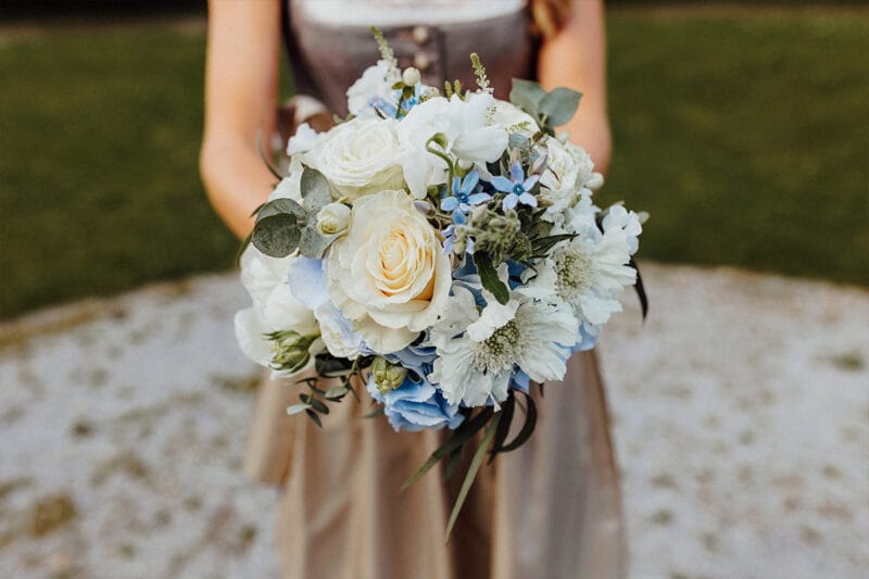 Brautstrauß für das Standesamt: Eleganter Strauß aus weißen Rosen und blauen Akzenten, perfekt für die Trauung im Standesamt.