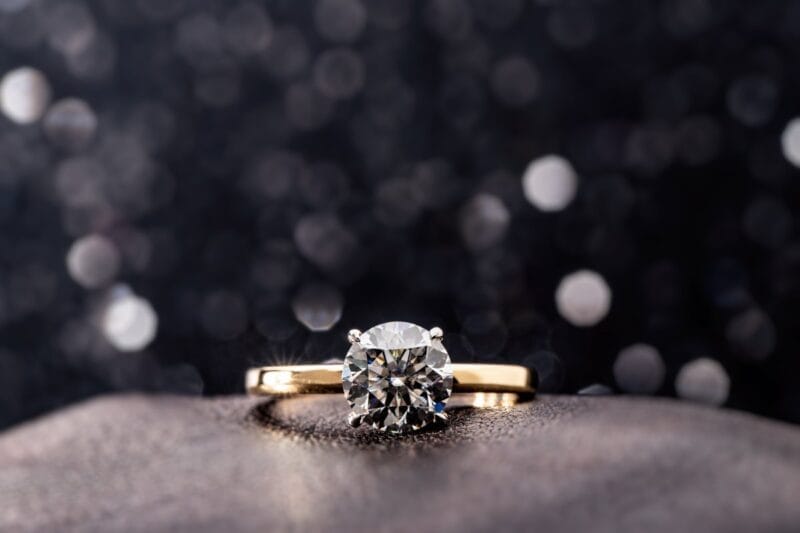 Ein wunderschöner Diamantring, das perfekte Geschenk zur Diamantenen Hochzeit.