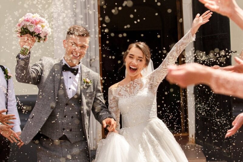 Glückwünsche zum Hochzeitstag - Festliche Ausfahrt aus dem Kirchenportal