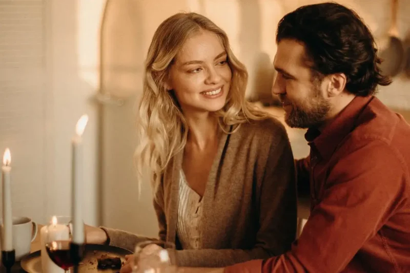 Romantik am 6. Hochzeitstag: Ein verliebtes Paar bei Kerzenschein