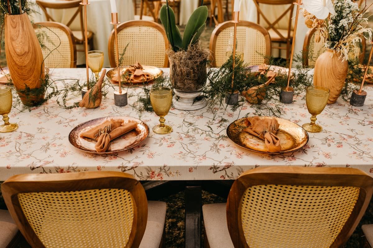 welche-geschenkideen-passen-zur-satinhochzeit Romantisch arrangierte Vintage-Stühle, ein festlich gedeckter Tisch und eine wundervolle Atmosphäre erwarten die Gäste, die sich auf das Feiern des 24. Hochzeitstages freuen.
