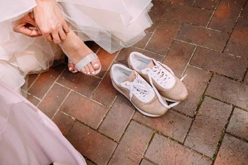 Bequeme Eleganz: Die Braut tauscht ihre Schuhe gegen Sneaker!