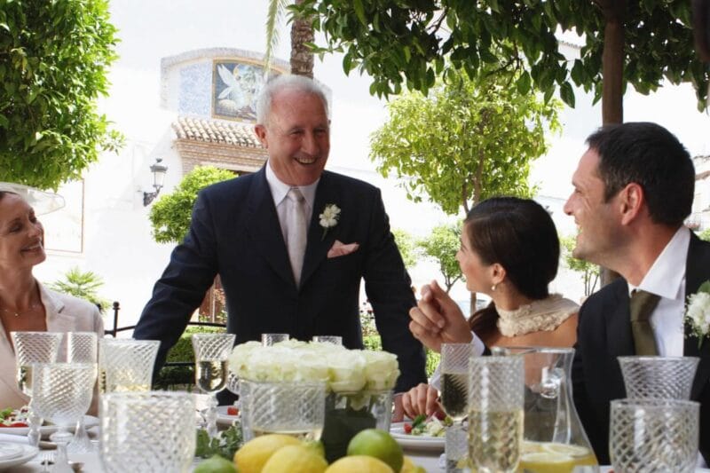 Ein stolzer Vater hält eine bewegende Brautvaterrede auf der Hochzeit seiner Tochter.