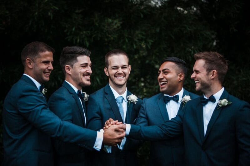 Elegante Hochzeitsgesellschaft - Der Bräutigam und 4 Groomsmen