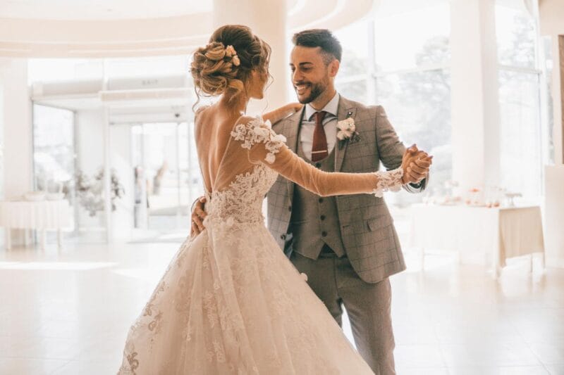 Hochzeitslieder Einzug - Frisch vermähltes Paar tanzt gemeinsam auf der Hochzeitsfeier.
