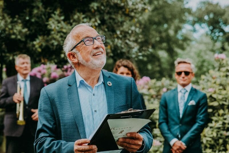 Hochzeitsrede Bräutigam Vater - Vater des Bräutigams hält emotionale Hochzeitsrede.