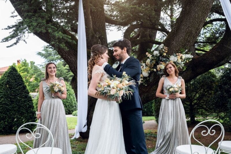 lückliches Brautpaar bei ihrer Kleine Hochzeit.