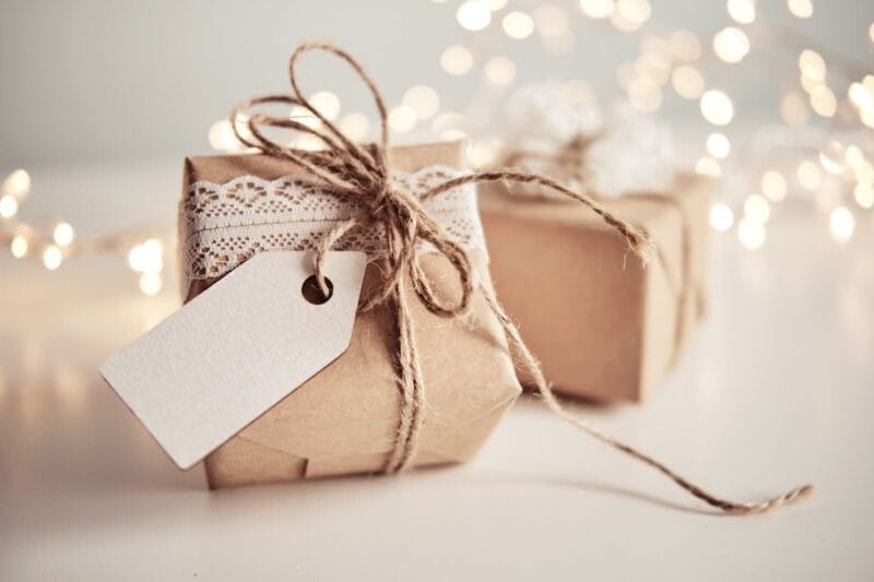 Ein liebevoll verpacktes Geschenk, das kreative Ideen zur Goldenen Hochzeit zeigt.