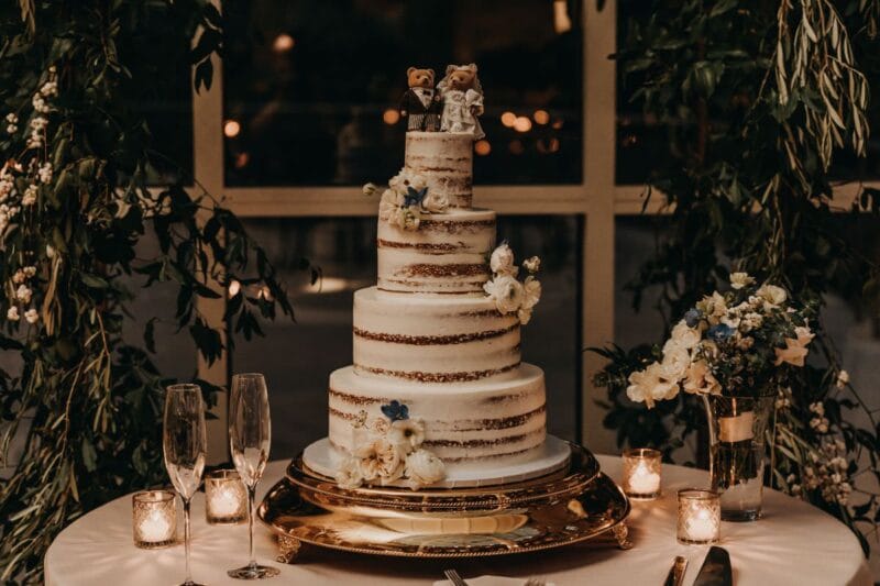 Ein vierstöckiger Hochzeitstorten Naked Cake im Boho-Stil.