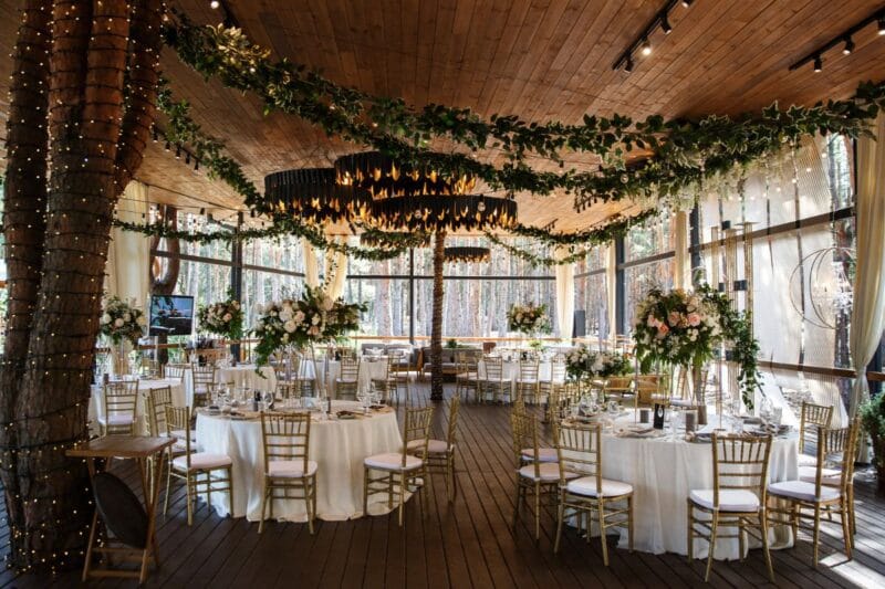 Eine charmante rustikale Restaurantlocation mit eleganten runden Tischen, perfekt für die Sitzplanung einer Hochzeit.