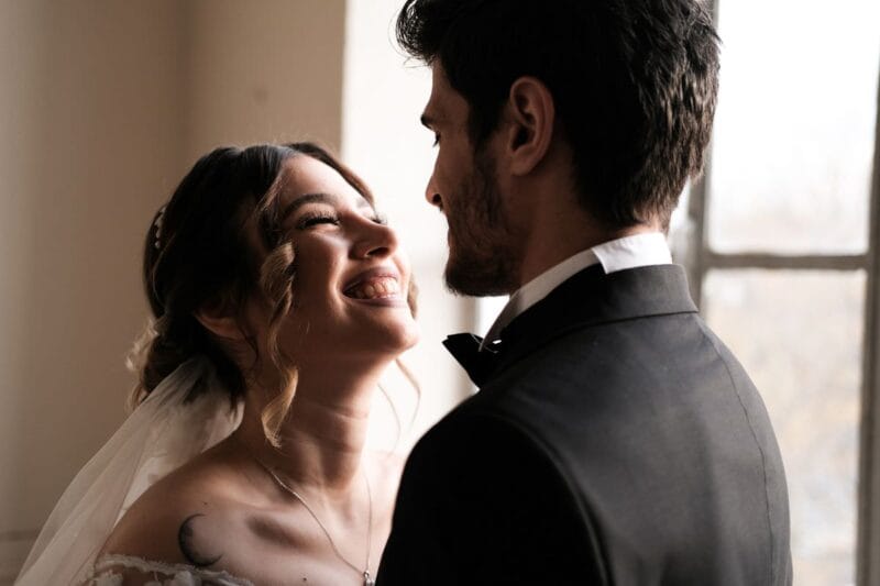 Ein glückliches Brautpaar strahlt vor Freude nach der Hochzeit, echte Verbundenheit und Zuneigung als Tipps für eine glückliche Ehe.