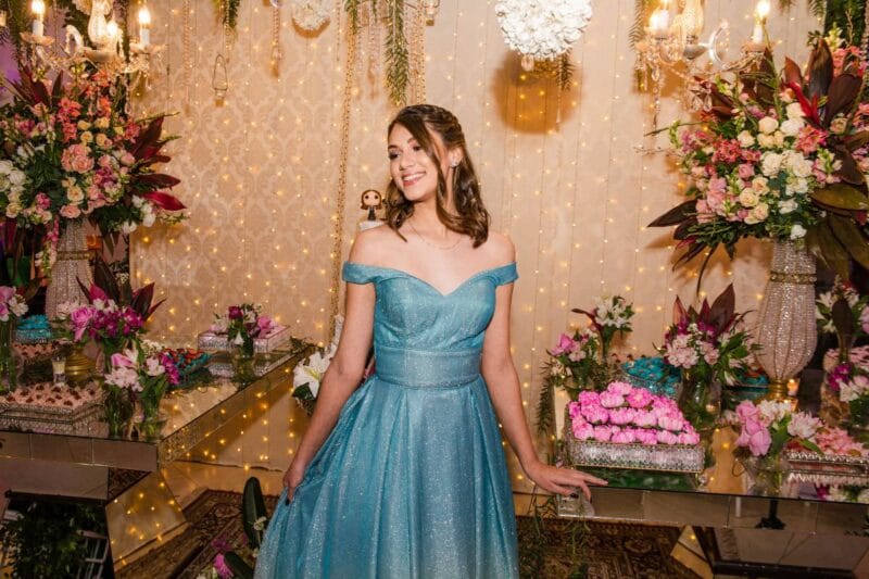 Eine elegante Frau trägt ein wunderschönes blaues Kleid auf einer Hochzeit als Gast und strahlt in ihrem Blaues Kleid Hochzeit.