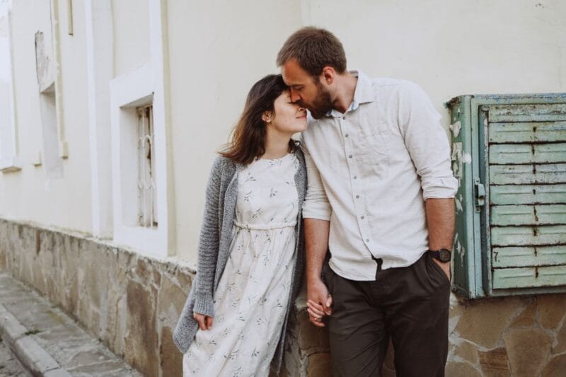 Ein Paar umarmt sich liebevoll, während der Mann seiner Partnerin mitteilt, dass er nicht heiraten möchte.