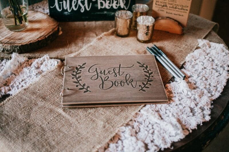 Ein charmantes Vintage-Gästebuch mit der Aufschrift "Guest Book" ist eine kreative Gästebuch Hochzeit Idee für Ihre Hochzeitsfeier.