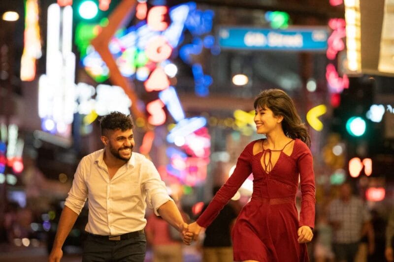Ein Paar spaziert durch die Straßen von Las Vegas während ihrer Heiraten in Las Vegas.